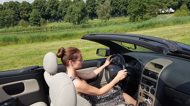donna al volante