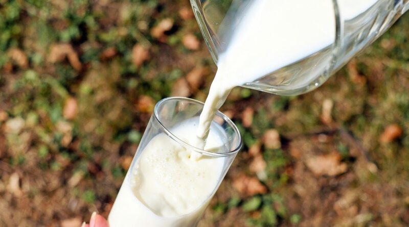 versare-latte-in-bicchiere