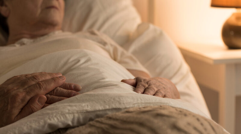 donna-anziana-a-letto