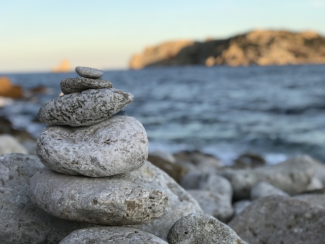 spiaggia-pietre